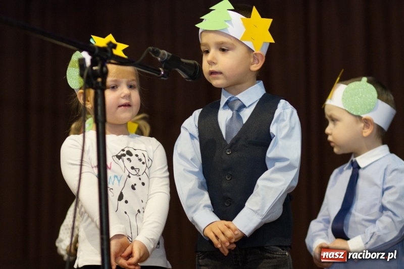 Zdjęcie w galerii na portalu naszraciborz.pl: MOK Krzanowice zapełniony po brzegi. Przedszkolaki przedstawiły Jasełka  wiadomości z regionu
