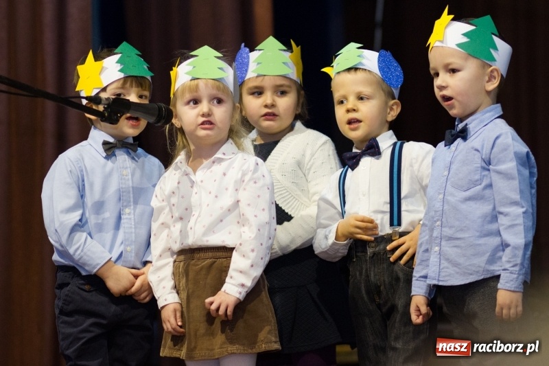 Zdjęcie w galerii na portalu naszraciborz.pl: MOK Krzanowice zapełniony po brzegi. Przedszkolaki przedstawiły Jasełka  wiadomości z regionu