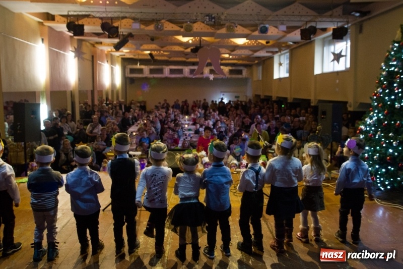 Zdjęcie w galerii na portalu naszraciborz.pl: MOK Krzanowice zapełniony po brzegi. Przedszkolaki przedstawiły Jasełka  wiadomości z regionu