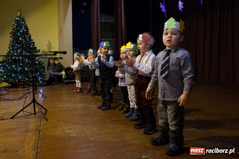 Zdjęcie w galerii na portalu naszraciborz.pl: MOK Krzanowice zapełniony po brzegi. Przedszkolaki przedstawiły Jasełka  wiadomości z regionu