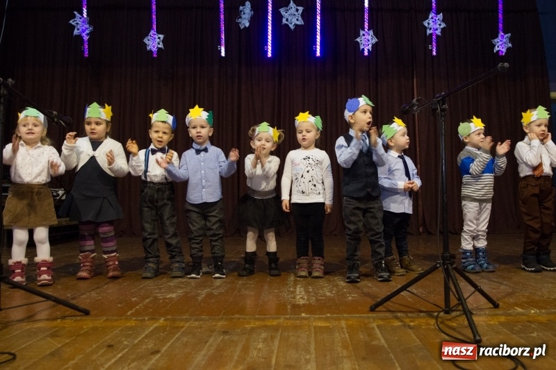 Zdjęcie w galerii na portalu naszraciborz.pl: MOK Krzanowice zapełniony po brzegi. Przedszkolaki przedstawiły Jasełka  wiadomości z regionu
