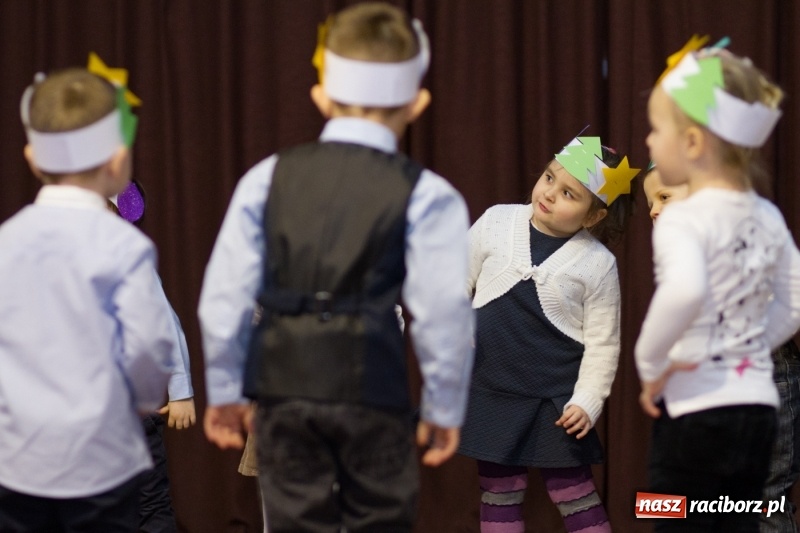 Zdjęcie w galerii na portalu naszraciborz.pl: MOK Krzanowice zapełniony po brzegi. Przedszkolaki przedstawiły Jasełka  wiadomości z regionu