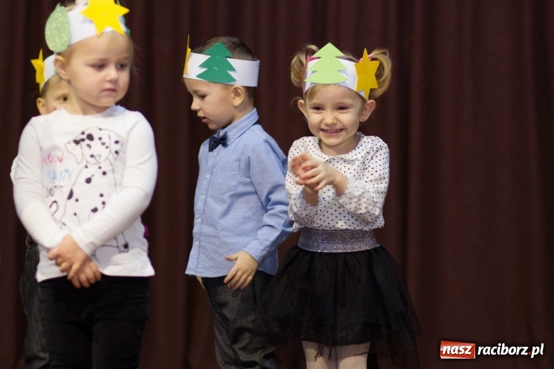 Zdjęcie w galerii na portalu naszraciborz.pl: MOK Krzanowice zapełniony po brzegi. Przedszkolaki przedstawiły Jasełka  wiadomości z regionu