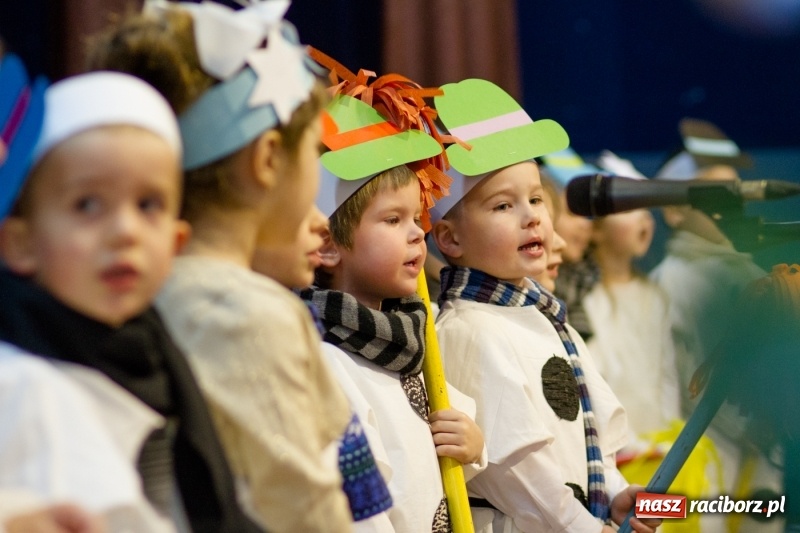 Zdjęcie w galerii na portalu naszraciborz.pl: MOK Krzanowice zapełniony po brzegi. Przedszkolaki przedstawiły Jasełka  wiadomości z regionu