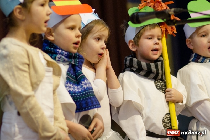 Zdjęcie w galerii na portalu naszraciborz.pl: MOK Krzanowice zapełniony po brzegi. Przedszkolaki przedstawiły Jasełka  wiadomości z regionu