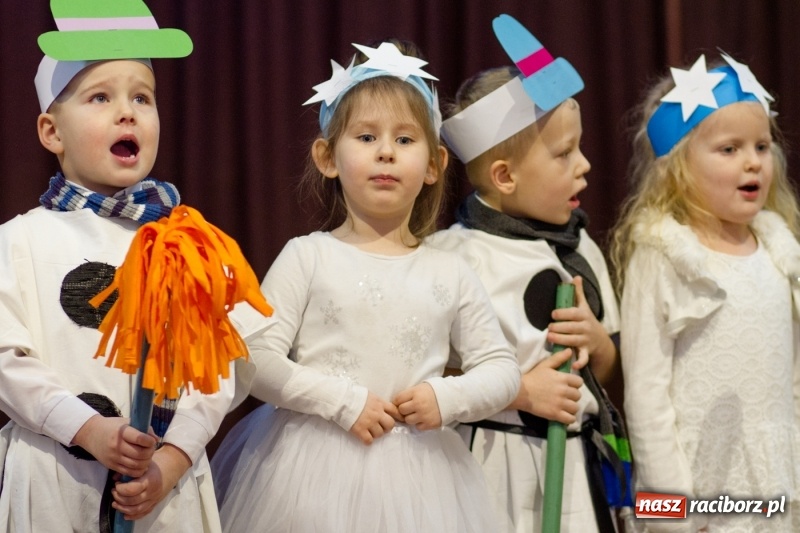 Zdjęcie w galerii na portalu naszraciborz.pl: MOK Krzanowice zapełniony po brzegi. Przedszkolaki przedstawiły Jasełka  wiadomości z regionu