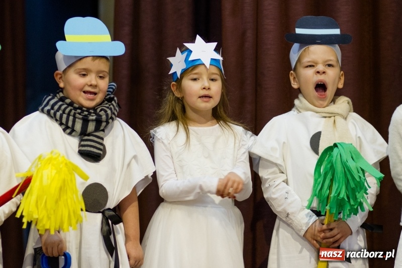 Zdjęcie w galerii na portalu naszraciborz.pl: MOK Krzanowice zapełniony po brzegi. Przedszkolaki przedstawiły Jasełka  wiadomości z regionu