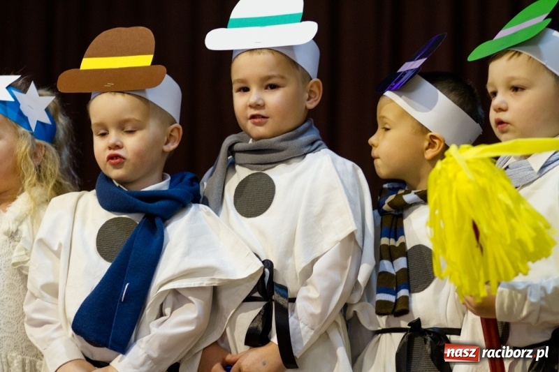 Zdjęcie w galerii na portalu naszraciborz.pl: MOK Krzanowice zapełniony po brzegi. Przedszkolaki przedstawiły Jasełka  wiadomości z regionu