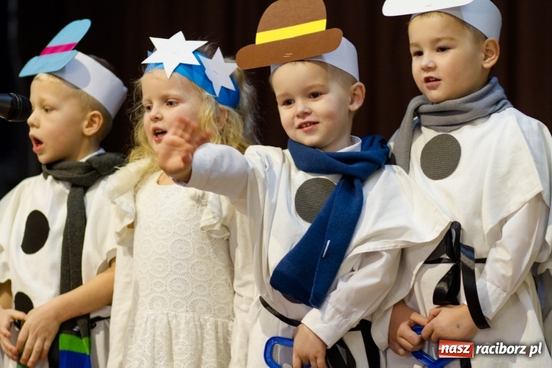 Zdjęcie w galerii na portalu naszraciborz.pl: MOK Krzanowice zapełniony po brzegi. Przedszkolaki przedstawiły Jasełka  wiadomości z regionu