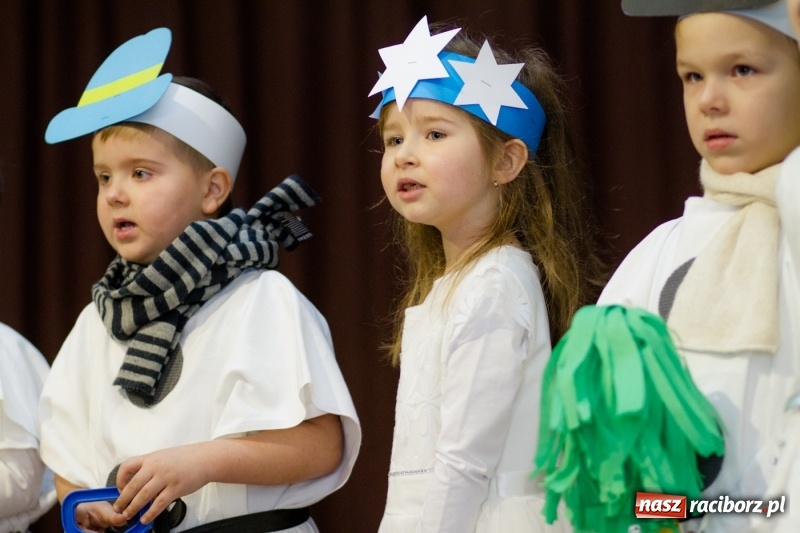 Zdjęcie w galerii na portalu naszraciborz.pl: MOK Krzanowice zapełniony po brzegi. Przedszkolaki przedstawiły Jasełka  wiadomości z regionu