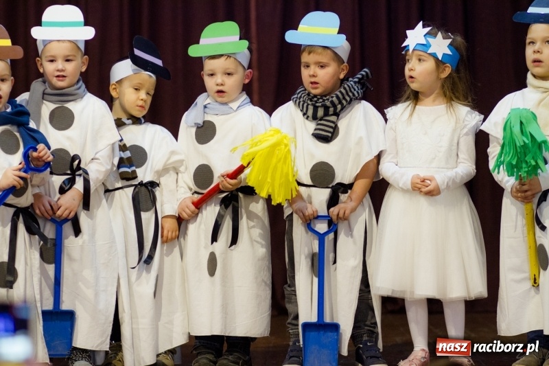 Zdjęcie w galerii na portalu naszraciborz.pl: MOK Krzanowice zapełniony po brzegi. Przedszkolaki przedstawiły Jasełka  wiadomości z regionu