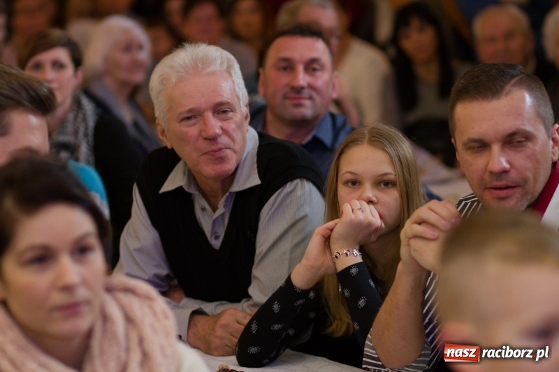 Zdjęcie w galerii na portalu naszraciborz.pl: MOK Krzanowice zapełniony po brzegi. Przedszkolaki przedstawiły Jasełka  wiadomości z regionu