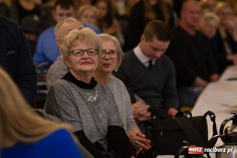 Zdjęcie w galerii na portalu naszraciborz.pl: MOK Krzanowice zapełniony po brzegi. Przedszkolaki przedstawiły Jasełka  wiadomości z regionu