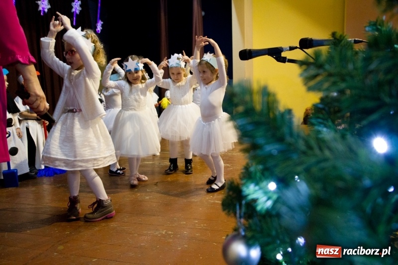 Zdjęcie w galerii na portalu naszraciborz.pl: MOK Krzanowice zapełniony po brzegi. Przedszkolaki przedstawiły Jasełka  wiadomości z regionu