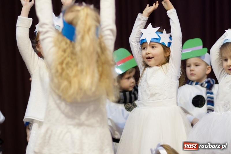 Zdjęcie w galerii na portalu naszraciborz.pl: MOK Krzanowice zapełniony po brzegi. Przedszkolaki przedstawiły Jasełka  wiadomości z regionu