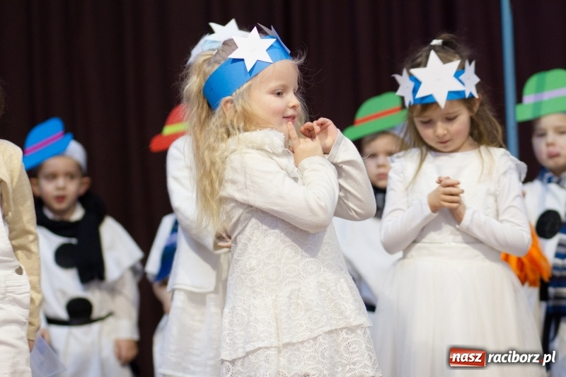 Zdjęcie w galerii na portalu naszraciborz.pl: MOK Krzanowice zapełniony po brzegi. Przedszkolaki przedstawiły Jasełka  wiadomości z regionu