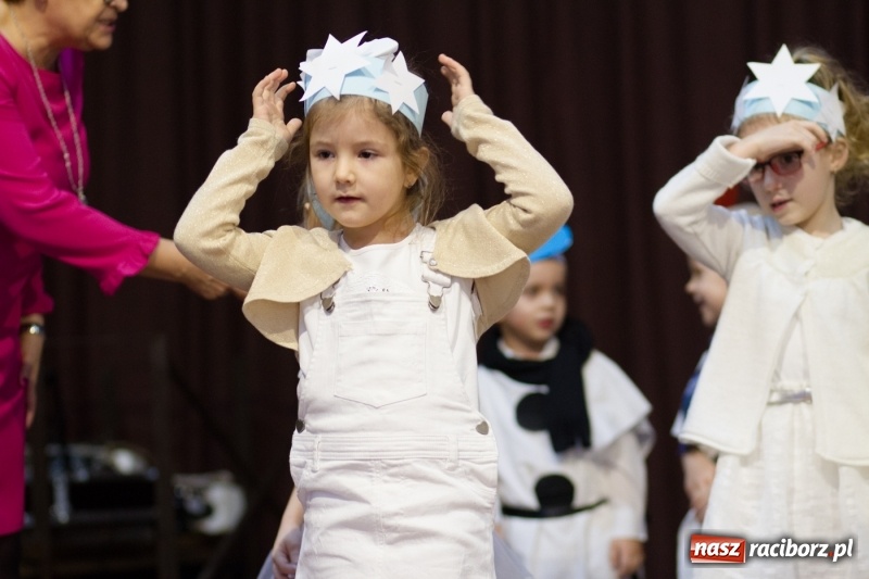 Zdjęcie w galerii na portalu naszraciborz.pl: MOK Krzanowice zapełniony po brzegi. Przedszkolaki przedstawiły Jasełka  wiadomości z regionu