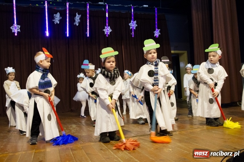 Zdjęcie w galerii na portalu naszraciborz.pl: MOK Krzanowice zapełniony po brzegi. Przedszkolaki przedstawiły Jasełka  wiadomości z regionu