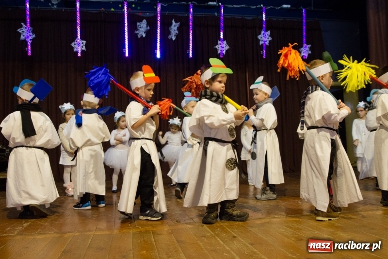 Zdjęcie w galerii na portalu naszraciborz.pl: MOK Krzanowice zapełniony po brzegi. Przedszkolaki przedstawiły Jasełka  wiadomości z regionu