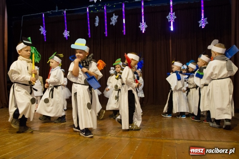 Zdjęcie w galerii na portalu naszraciborz.pl: MOK Krzanowice zapełniony po brzegi. Przedszkolaki przedstawiły Jasełka  wiadomości z regionu