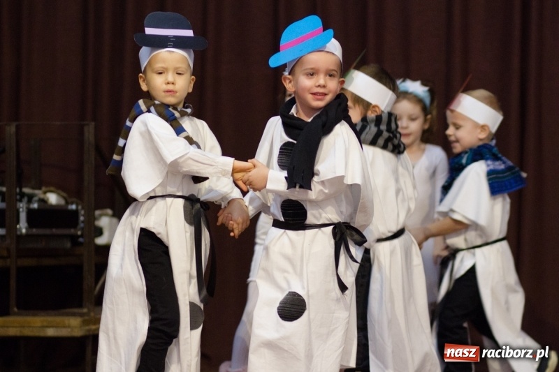 Zdjęcie w galerii na portalu naszraciborz.pl: MOK Krzanowice zapełniony po brzegi. Przedszkolaki przedstawiły Jasełka  wiadomości z regionu