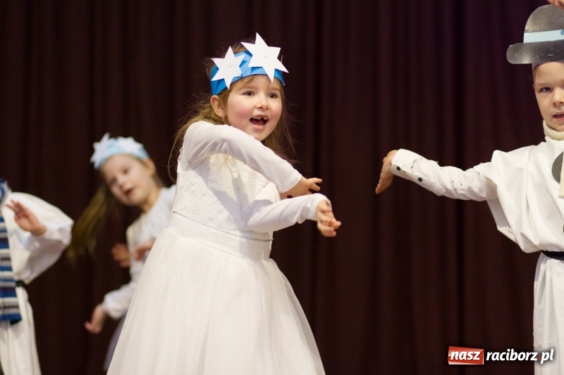 Zdjęcie w galerii na portalu naszraciborz.pl: MOK Krzanowice zapełniony po brzegi. Przedszkolaki przedstawiły Jasełka  wiadomości z regionu