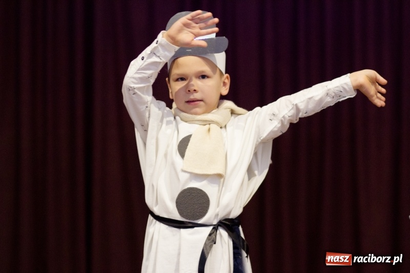 Zdjęcie w galerii na portalu naszraciborz.pl: MOK Krzanowice zapełniony po brzegi. Przedszkolaki przedstawiły Jasełka  wiadomości z regionu