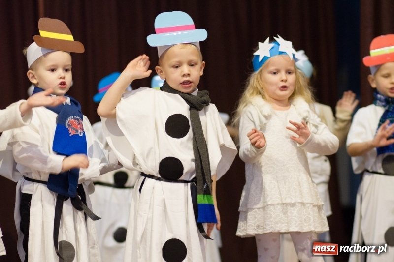 Zdjęcie w galerii na portalu naszraciborz.pl: MOK Krzanowice zapełniony po brzegi. Przedszkolaki przedstawiły Jasełka  wiadomości z regionu