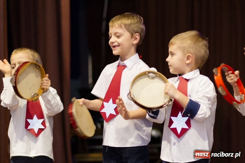 Zdjęcie w galerii na portalu naszraciborz.pl: MOK Krzanowice zapełniony po brzegi. Przedszkolaki przedstawiły Jasełka  wiadomości z regionu