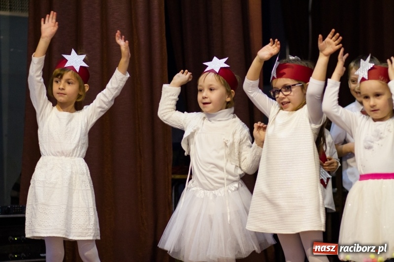 Zdjęcie w galerii na portalu naszraciborz.pl: MOK Krzanowice zapełniony po brzegi. Przedszkolaki przedstawiły Jasełka  wiadomości z regionu