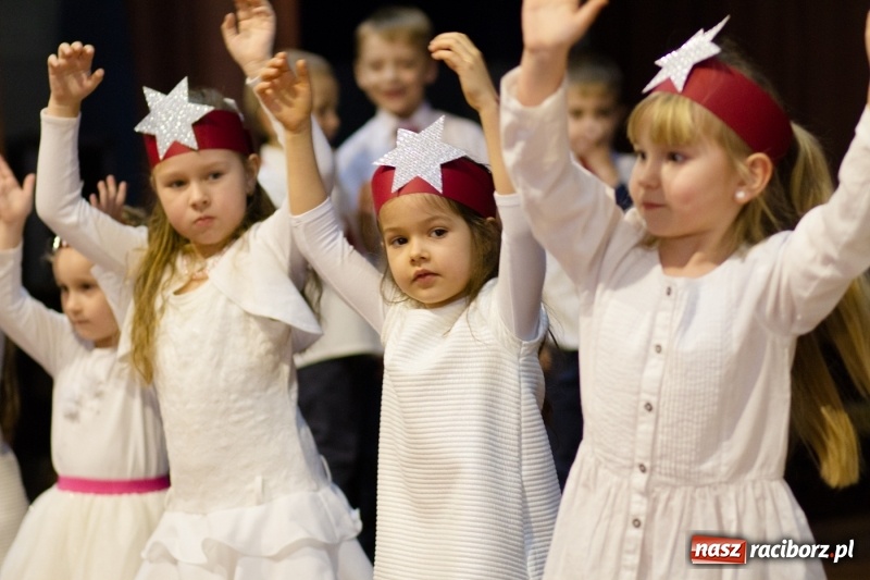 Zdjęcie w galerii na portalu naszraciborz.pl: MOK Krzanowice zapełniony po brzegi. Przedszkolaki przedstawiły Jasełka  wiadomości z regionu