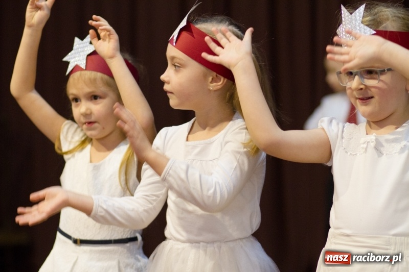 Zdjęcie w galerii na portalu naszraciborz.pl: MOK Krzanowice zapełniony po brzegi. Przedszkolaki przedstawiły Jasełka  wiadomości z regionu