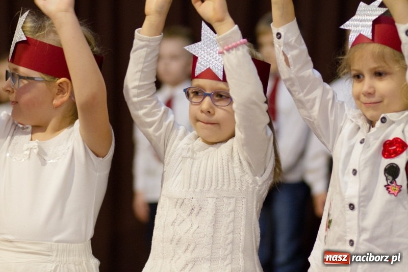 Zdjęcie w galerii na portalu naszraciborz.pl: MOK Krzanowice zapełniony po brzegi. Przedszkolaki przedstawiły Jasełka  wiadomości z regionu