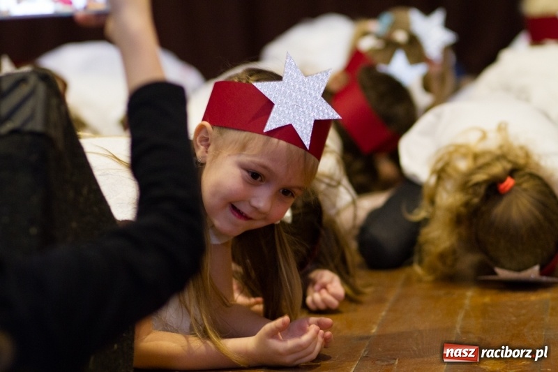 Zdjęcie w galerii na portalu naszraciborz.pl: MOK Krzanowice zapełniony po brzegi. Przedszkolaki przedstawiły Jasełka  wiadomości z regionu