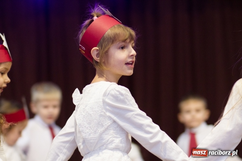 Zdjęcie w galerii na portalu naszraciborz.pl: MOK Krzanowice zapełniony po brzegi. Przedszkolaki przedstawiły Jasełka  wiadomości z regionu