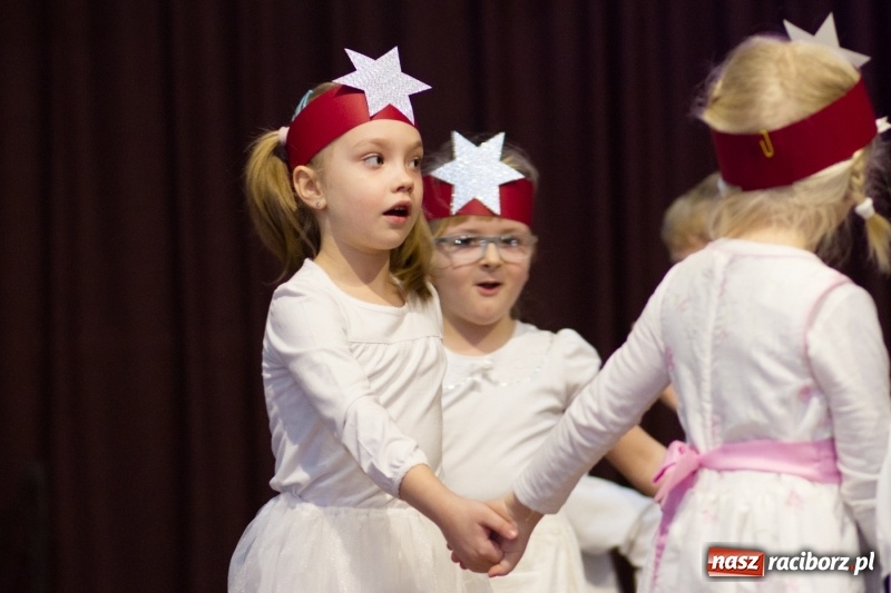 Zdjęcie w galerii na portalu naszraciborz.pl: MOK Krzanowice zapełniony po brzegi. Przedszkolaki przedstawiły Jasełka  wiadomości z regionu