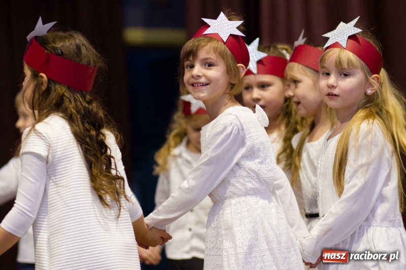 Zdjęcie w galerii na portalu naszraciborz.pl: MOK Krzanowice zapełniony po brzegi. Przedszkolaki przedstawiły Jasełka  wiadomości z regionu