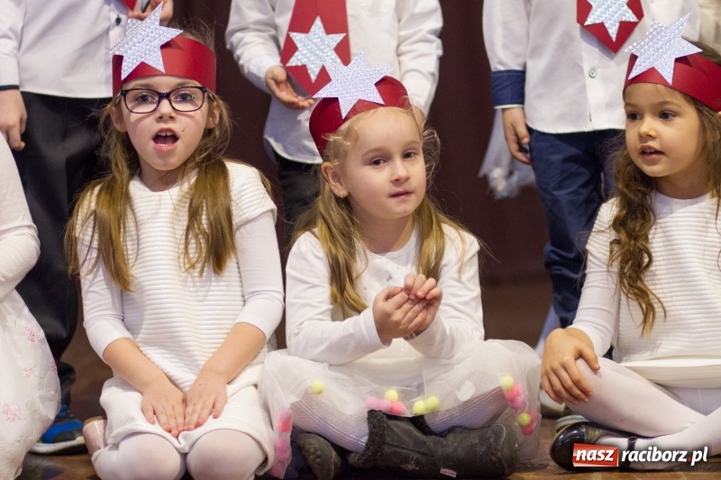 Zdjęcie w galerii na portalu naszraciborz.pl: MOK Krzanowice zapełniony po brzegi. Przedszkolaki przedstawiły Jasełka  wiadomości z regionu