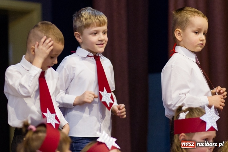 Zdjęcie w galerii na portalu naszraciborz.pl: MOK Krzanowice zapełniony po brzegi. Przedszkolaki przedstawiły Jasełka  wiadomości z regionu
