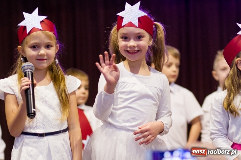 Zdjęcie w galerii na portalu naszraciborz.pl: MOK Krzanowice zapełniony po brzegi. Przedszkolaki przedstawiły Jasełka  wiadomości z regionu