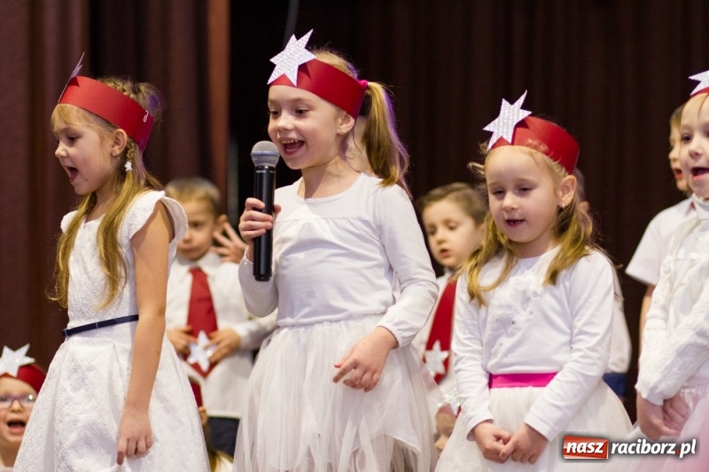 Zdjęcie w galerii na portalu naszraciborz.pl: MOK Krzanowice zapełniony po brzegi. Przedszkolaki przedstawiły Jasełka  wiadomości z regionu