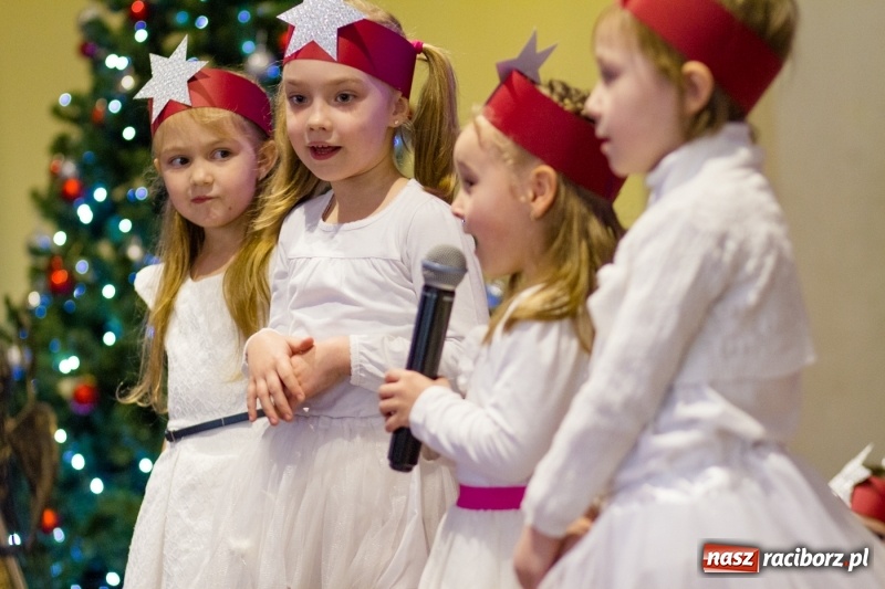 Zdjęcie w galerii na portalu naszraciborz.pl: MOK Krzanowice zapełniony po brzegi. Przedszkolaki przedstawiły Jasełka  wiadomości z regionu