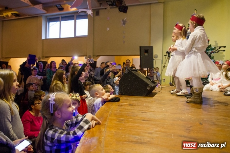 Zdjęcie w galerii na portalu naszraciborz.pl: MOK Krzanowice zapełniony po brzegi. Przedszkolaki przedstawiły Jasełka  wiadomości z regionu
