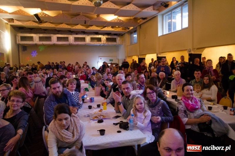 Zdjęcie w galerii na portalu naszraciborz.pl: MOK Krzanowice zapełniony po brzegi. Przedszkolaki przedstawiły Jasełka  wiadomości z regionu