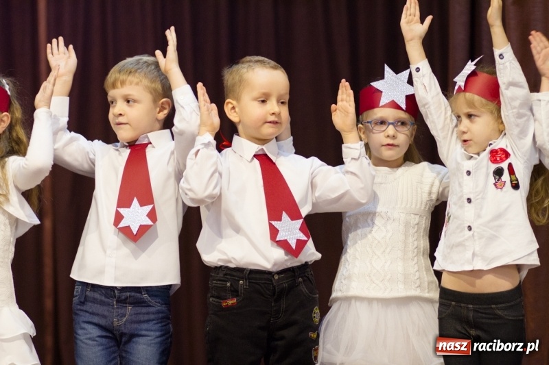 Zdjęcie w galerii na portalu naszraciborz.pl: MOK Krzanowice zapełniony po brzegi. Przedszkolaki przedstawiły Jasełka  wiadomości z regionu
