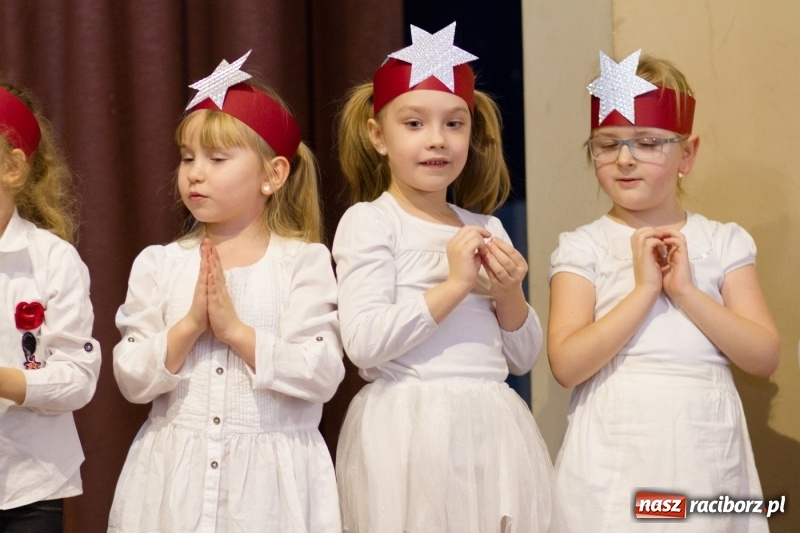 Zdjęcie w galerii na portalu naszraciborz.pl: MOK Krzanowice zapełniony po brzegi. Przedszkolaki przedstawiły Jasełka  wiadomości z regionu