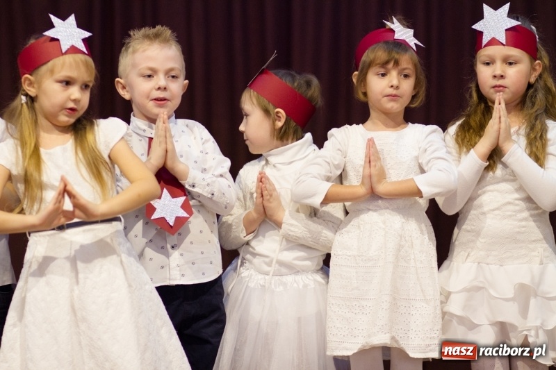 Zdjęcie w galerii na portalu naszraciborz.pl: MOK Krzanowice zapełniony po brzegi. Przedszkolaki przedstawiły Jasełka  wiadomości z regionu