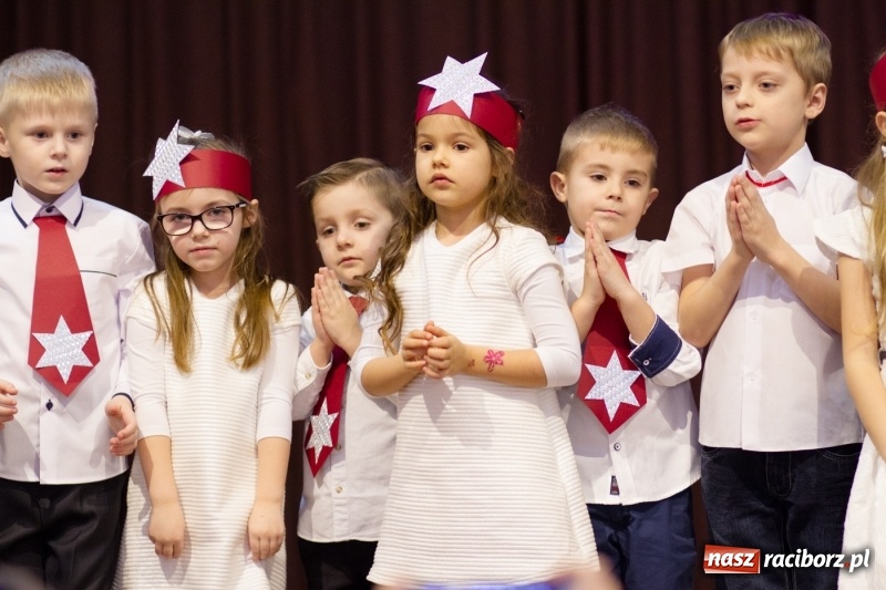 Zdjęcie w galerii na portalu naszraciborz.pl: MOK Krzanowice zapełniony po brzegi. Przedszkolaki przedstawiły Jasełka  wiadomości z regionu