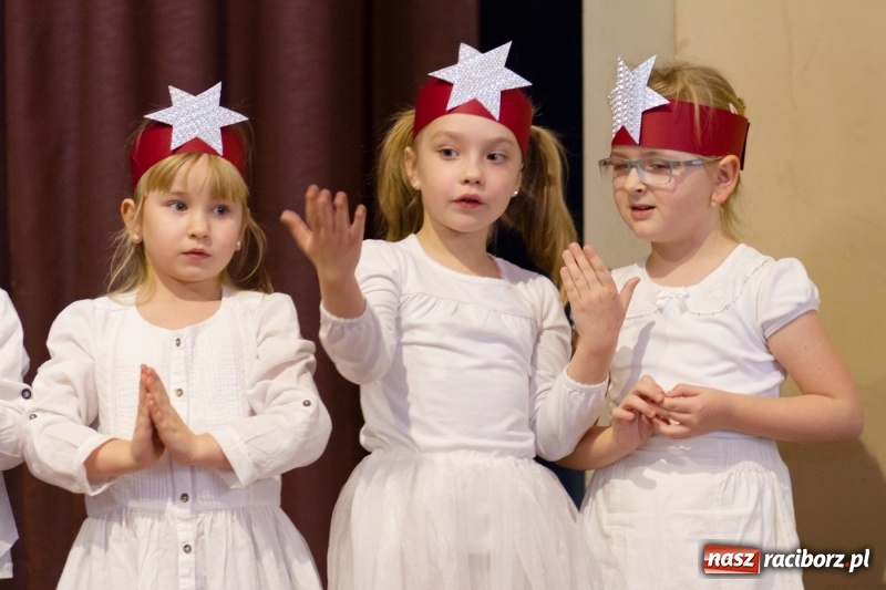 Zdjęcie w galerii na portalu naszraciborz.pl: MOK Krzanowice zapełniony po brzegi. Przedszkolaki przedstawiły Jasełka  wiadomości z regionu