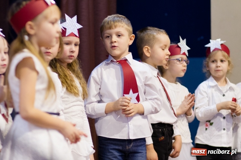 Zdjęcie w galerii na portalu naszraciborz.pl: MOK Krzanowice zapełniony po brzegi. Przedszkolaki przedstawiły Jasełka  wiadomości z regionu